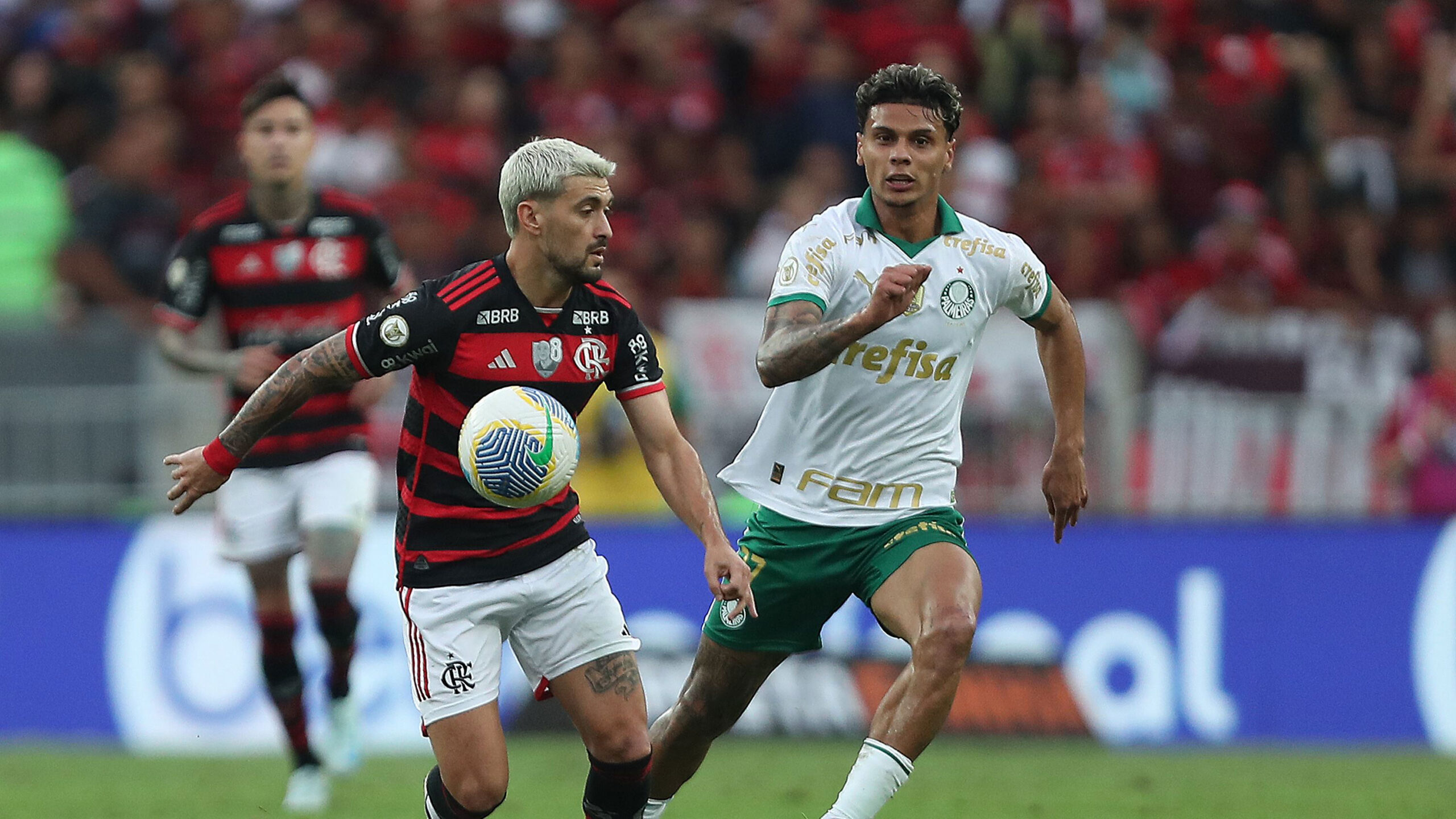 Flamengo dá show no Allianz, vence o Palmeiras 2 x 0 e encosta na liderança do Brasileirão