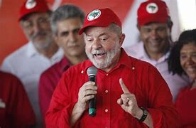 Lula apoia o MST e valoriza a luta por dignidade no Paraná Lula apoia o MST e valoriza a luta por dignidade no Paraná