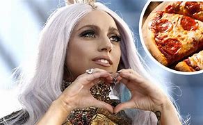 Pizza, pegadinha ou mimo de diva? Mistério na porta do Copacabana Palace agita fãs de Lady Gaga Pizza, pegadinha ou mimo de diva? Mistério na porta do Copacabana Palace agita fãs de Lady Gaga