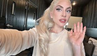 Sacos de areia por R$ 25: ambulantes de Copacabana lucram com a ansiedade dos fãs de Lady Gaga Sacos de areia por R$ 25: ambulantes de Copacabana lucram com a ansiedade dos fãs de Lady Gaga