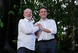 Lula embarca para a França e Macron faz convite simbólico: “Vamos escrever juntos a próxima página?” Lula embarca para a França e Macron faz convite simbólico: “Vamos escrever juntos a próxima página?”