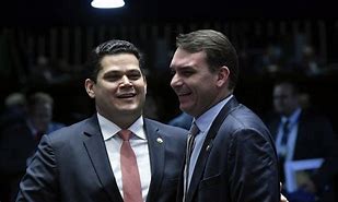 Flávio Bolsonaro alfineta Alcolumbre e reafirma liderança do pai na direita Flávio Bolsonaro alfineta Alcolumbre e reafirma liderança do pai na direita