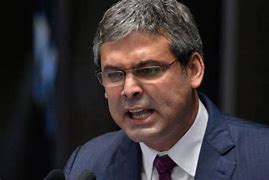PT intensifica pressão e prepara dossiê contra Eduardo Bolsonaro por ataques ao STF PT intensifica pressão e prepara dossiê contra Eduardo Bolsonaro por ataques ao STF