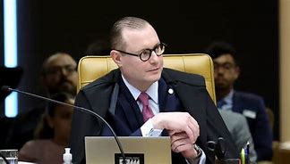 OAB desafia decisão de Zanin e orienta advogados a não lacrarem celulares no STF OAB desafia decisão de Zanin e orienta advogados a não lacrarem celulares no STF