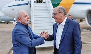 Lula chega à Rússia para encontro com Putin e homenagens à vitória contra o nazismo Lula chega à Rússia para encontro com Putin e homenagens à vitória contra o nazismo