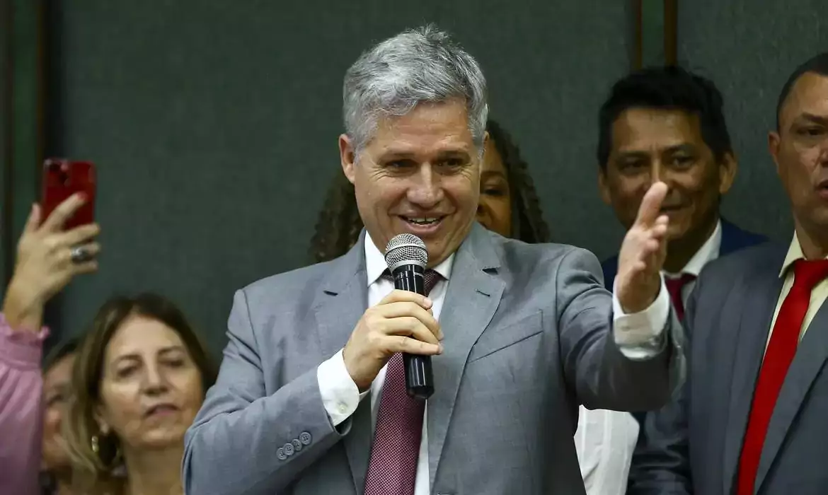 Ministro de Lula chama Bolsonaro de “capiroto” e critica emendas parlamentares Ministro de Lula chama Bolsonaro de “capiroto” e critica emendas parlamentares