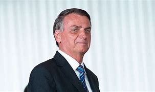 Bolsonaro pode ter bens bloqueados por bancar estadia do filho Eduardo nos EUA Bolsonaro pode ter bens bloqueados por bancar estadia do filho Eduardo nos EUA
