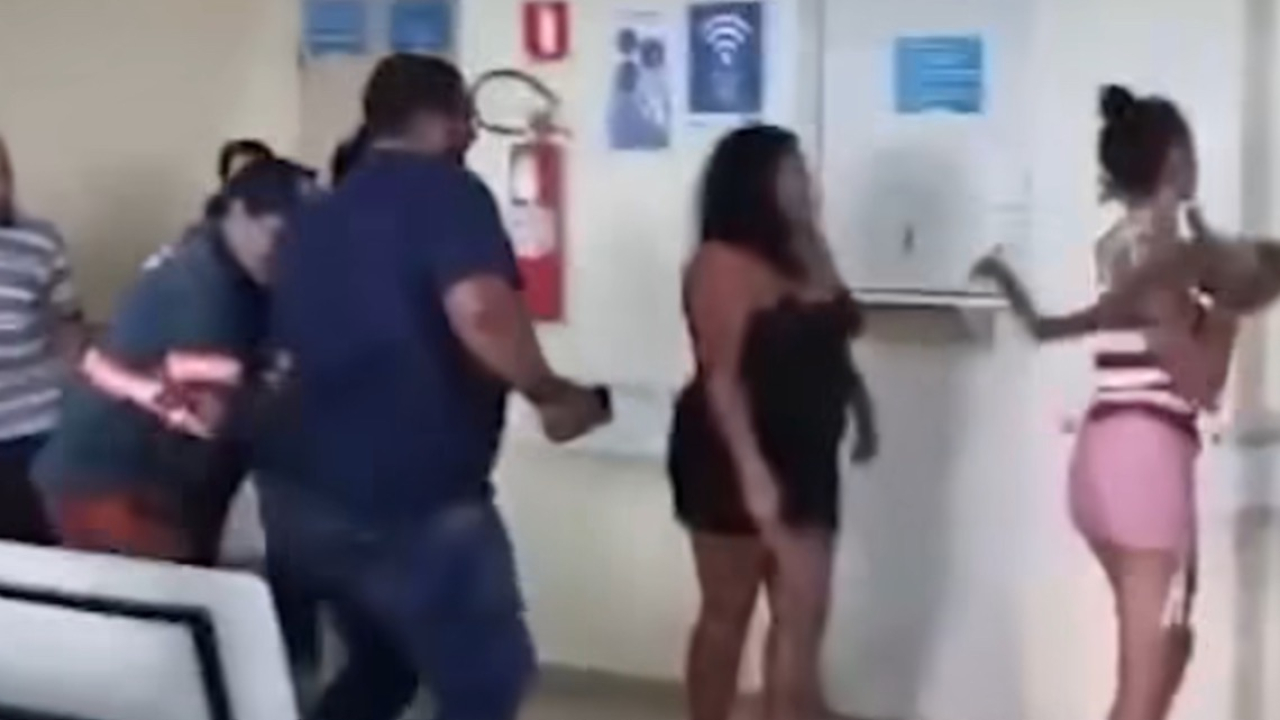 Caos e Desespero no Pronto-Socorro Infantil: Portas Quebradas e Revolta de Mães em Santa Maria Caos e Desespero no Pronto-Socorro Infantil: Portas Quebradas e Revolta de Mães em Santa Maria