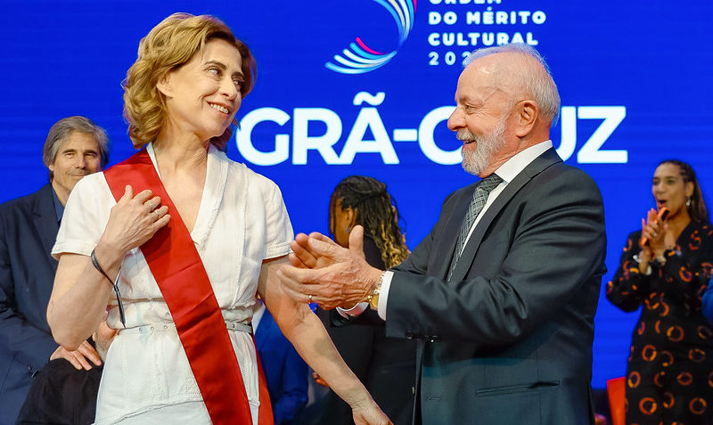 Quase 40 anos depois, Lula repete gesto de Sarney e homenageia Fernanda Torres Quase 40 anos depois, Lula repete gesto de Sarney e homenageia Fernanda Torres