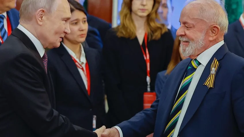 Lula na Rússia vira alvo da ala bolsonarista: “Atitude vergonhosa”, dizem aliados de Bolsonaro Lula na Rússia vira alvo da ala bolsonarista: “Atitude vergonhosa”, dizem aliados de Bolsonaro
