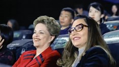 Em noite de emoção na China, Janja se comove ao homenagear Dilma Em noite de emoção na China, Janja se comove ao homenagear Dilma