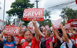 Sem diálogo e sem reajuste: professores do Recife seguem em greve por dignidade salarial Sem diálogo e sem reajuste: professores do Recife seguem em greve por dignidade salarial