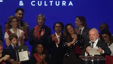 “Além da comida, o brasileiro precisa de arte e diversão — e Bolsonaro quis tirar tudo isso de nós, diz Lula” “Além da comida, o brasileiro precisa de arte e diversão — e Bolsonaro quis tirar tudo isso de nós, diz Lula”
