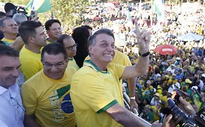 Bolsonaro volta às ruas e lidera ato por anistia aos condenados do 8 de Janeiro Bolsonaro volta às ruas e lidera ato por anistia aos condenados do 8 de Janeiro