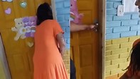 Vergonha na Escola: Diretora é Afastada Após Brincadeira Inapropriada com Objeto Sexual em Frente à Sala de Aula no ES Vergonha na Escola: Diretora é Afastada Após Brincadeira Inapropriada com Objeto Sexual em Frente à Sala de Aula no ES