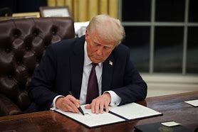 Juiz indicado por Trump barra uso de lei do século XVIII para deportar imigrantes Juiz indicado por Trump barra uso de lei do século XVIII para deportar imigrantes