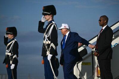 O presidente dos Estados Unidos desembarcou para participar da cúpula da Otan - Foto: BRENDAN SMIALOWSKI / AFP