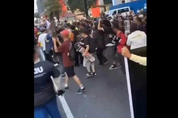 Grupo de skatistas provoca e ofende Bolsonaro durante ato na Avenida Paulista