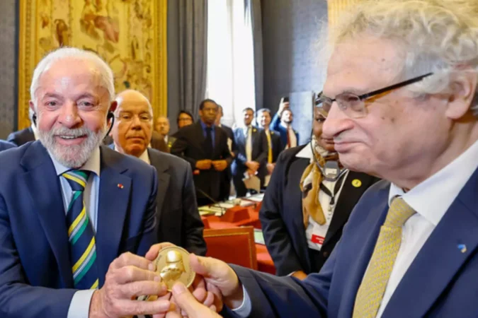 Enquanto o Brasil sangra com a roubalheira no INSS, Lula coleciona tapinhas nas costas e homenagens na França Enquanto o Brasil sangra com a roubalheira no INSS, Lula coleciona tapinhas nas costas e homenagens na França