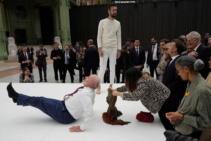 🛑 Lula vira piada internacional ao tentar acrobacia em Paris com dinheiro público 🛑 Lula vira piada internacional ao tentar acrobacia em Paris com dinheiro público
