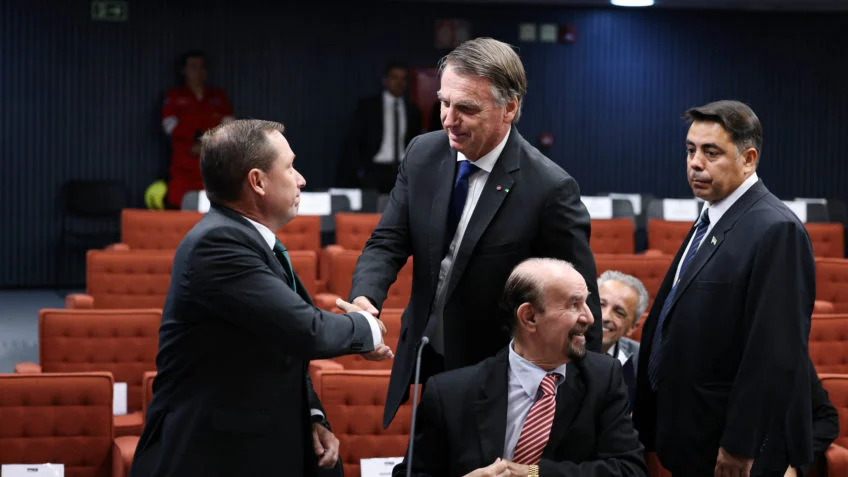 No STF, Mauro Cid presta continência a generais e acena para Bolsonaro No STF, Mauro Cid presta continência a generais e acena para Bolsonaro