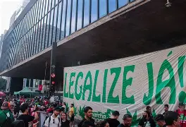 Marcha da Maconha toma a Paulista em defesa da legalização com justiça social Marcha da Maconha toma a Paulista em defesa da legalização com justiça social