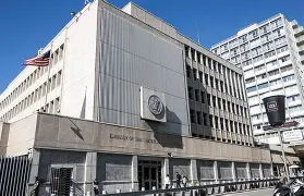 Explosão perto da embaixada dos EUA em Israel deixa rastro de destruição, mas sem vítimas Explosão perto da embaixada dos EUA em Israel deixa rastro de destruição, mas sem vítimas