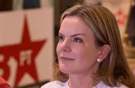 Gleisi critica alta dos juros, mas evita mencionar aliado de Lula no comando do BC