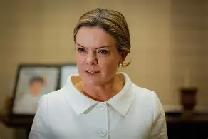 Gleisi ataca Eduardo e Zambelli, mas esquece seu próprio passado sujo e o escândalo do INSS envolvendo Frei Chico, irmão de Lula Gleisi ataca Eduardo e Zambelli, mas esquece seu próprio passado sujo e o escândalo do INSS envolvendo Frei Chico, irmão de Lula