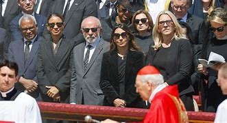 Lula leva mega comitiva ao funeral do Papa Francisco — Viagem reuniu mais de 90 pessoas e custa gera questionamentos Lula leva mega comitiva ao funeral do Papa Francisco — Viagem reuniu mais de 90 pessoas e custa gera questionamentos