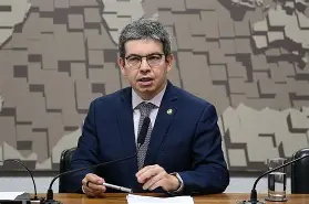 Randolfe desafia oposição e diz estar “louco” pela CPI do INSS