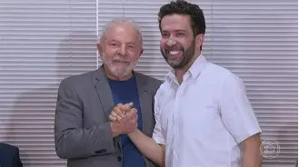 Janones joga culpa em Nikolas por aumento da conta de luz — mas quem apertou “sim” foi ele mesmo