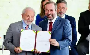 Lula propõe mudanças nos combustíveis para blindar economia contra crise no Oriente Médio
