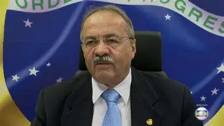 Do escândalo à comitiva: Senador flagrado com dinheiro na cueca viaja com Lula à França