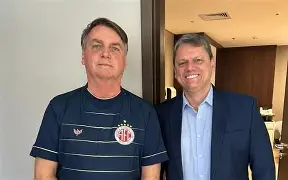 Bolsonaro joga holofote em Tarcísio e promete “aulas particulares” sobre o jogo político Bolsonaro joga holofote em Tarcísio e promete “aulas particulares” sobre o jogo político