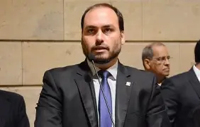 Carlos Bolsonaro debocha de indiciamento e sugere perseguição política: “Alguém tinha dúvida?” Carlos Bolsonaro debocha de indiciamento e sugere perseguição política: “Alguém tinha dúvida?”