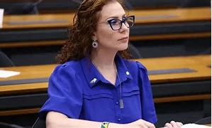 🛫 Foge, mas não desiste: Carla Zambelli deixa o Brasil após condenação e avisa que vai pedir licença do cargo