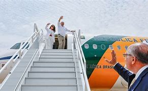 ✈️ Lula desembarca na França cercado de ministros, PF e aliados do Congresso