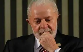 Sem povo, sem festa: Lula volta atrás e leva cerimônia para dentro da Favela do Moinho
