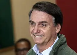 Bolsonaro enfrenta soluços e pneumonia, mas mantém rotina política trabalhando de casa