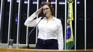 Advogado abandona defesa de Carla Zambelli após deputada fugir para o exterior Advogado abandona defesa de Carla Zambelli após deputada fugir para o exterior