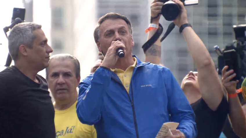 Bolsonaro solta inglês improvisado na Paulista e repete bordão de Trump: “Make Brazil Great Again”