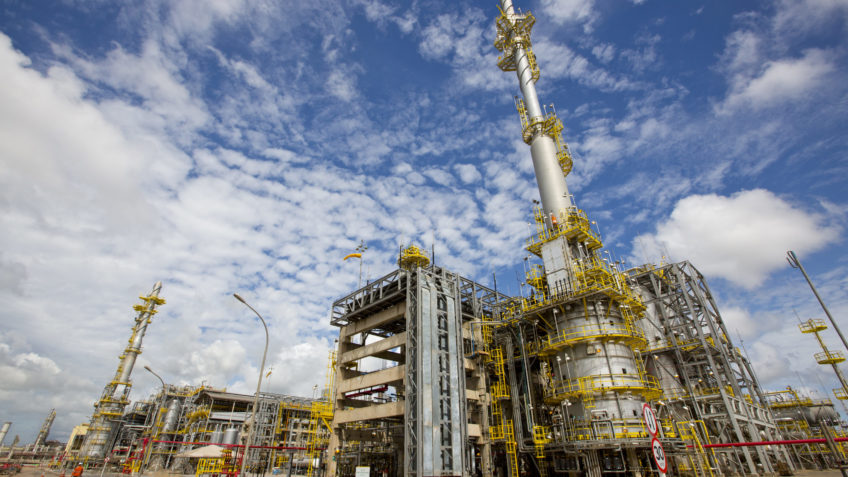 Petrobras retoma expansão bilionária da refinaria marcada por escândalo de corrupção Petrobras retoma expansão bilionária da refinaria marcada por escândalo de corrupção