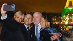 Selfie à francesa: Lula e Janja posam com Macron diante da Torre Eiffel verde e amarela Selfie à francesa: Lula e Janja posam com Macron diante da Torre Eiffel verde e amarela