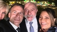Selfie diplomática: Macron posa com Lula, Janja e Brigitte diante da Torre Eiffel em verde e amarelo Selfie diplomática: Macron posa com Lula, Janja e Brigitte diante da Torre Eiffel em verde e amarelo