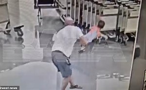 Brutalidade no desembarque: bebê refugiado é arremessado no chão por turista em aeroporto de Moscou