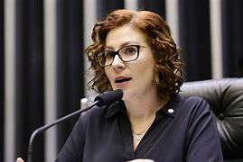 Zambelli se diz perseguida e dispara contra Moraes: “Prisão ilegal e autoritária” Zambelli se diz perseguida e dispara contra Moraes: “Prisão ilegal e autoritária”
