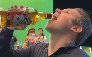 Enquanto o país para, deputado Hugo Motta gasta dinheiro público bebendo uísque em festa junina bancado pelo governo Lula