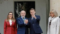 Cena inusitada em Paris: Brigitte sugere que Janja “pegue no braço” de Lula Cena inusitada em Paris: Brigitte sugere que Janja “pegue no braço” de Lula