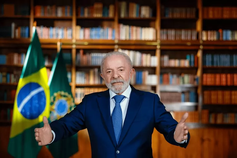 Lula denuncia “traidores da pátria” que apoiam Trump e anuncia medidas contra tarifa dos EUA